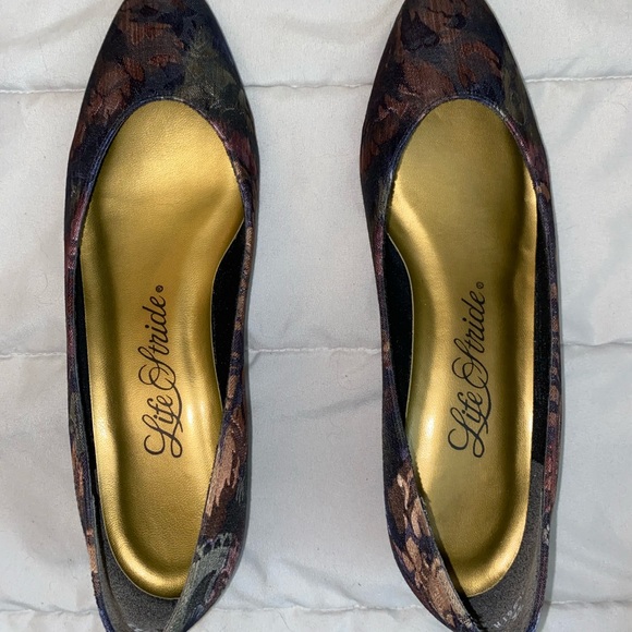 Vintage Life Stride Flowery Heels - Picture 2 of 6